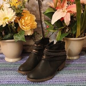 SO Black Ankle Boots 7M‎